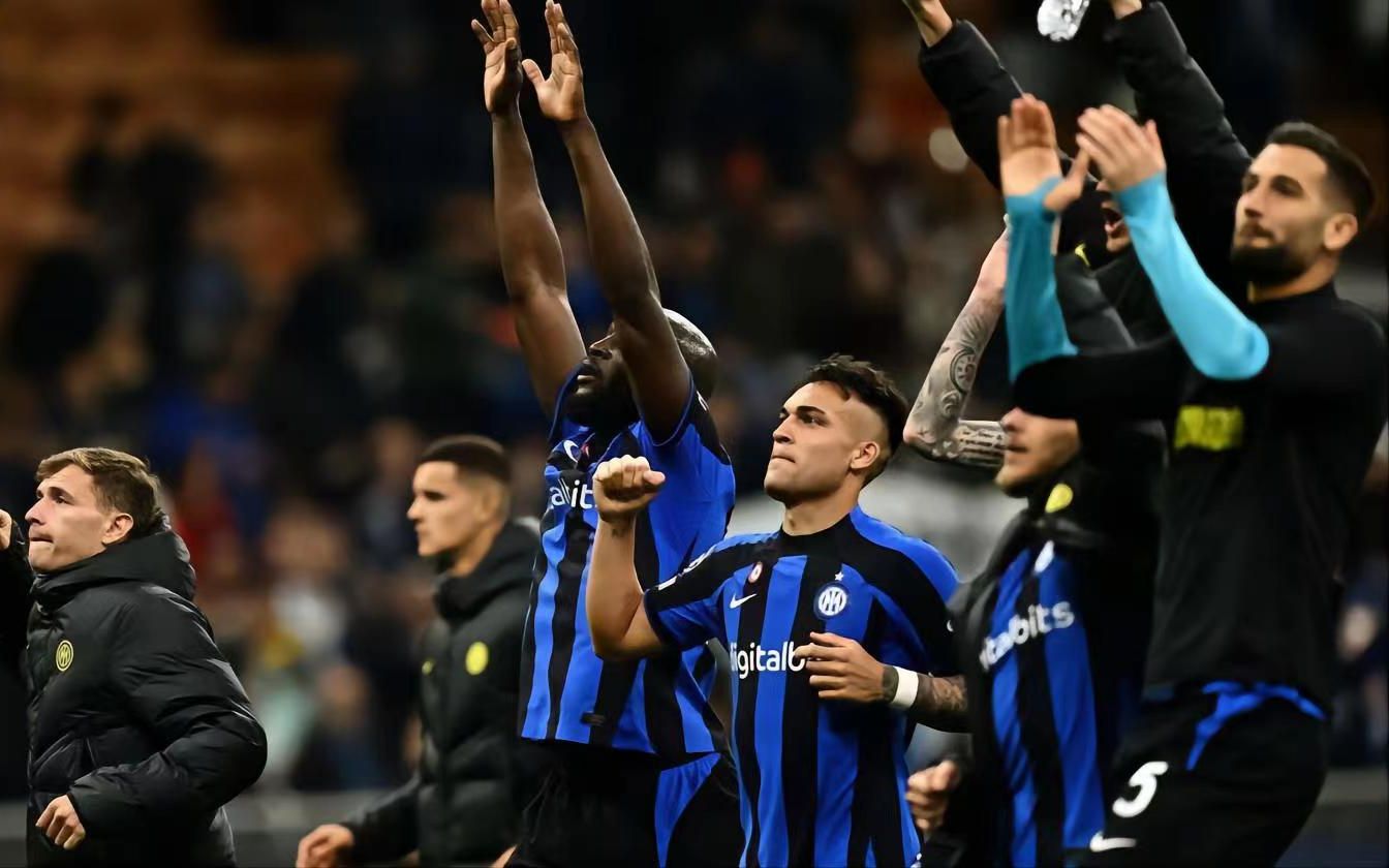 为什么外野手在阳光强烈的白昼比赛中优先选择单手接捕以扩大视野